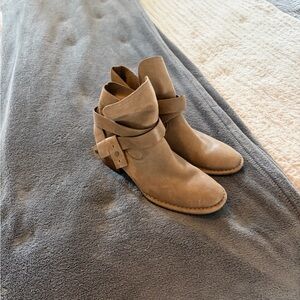 Ugg Elysian Leather Ankle Boots in the Sahara colorway 6.5